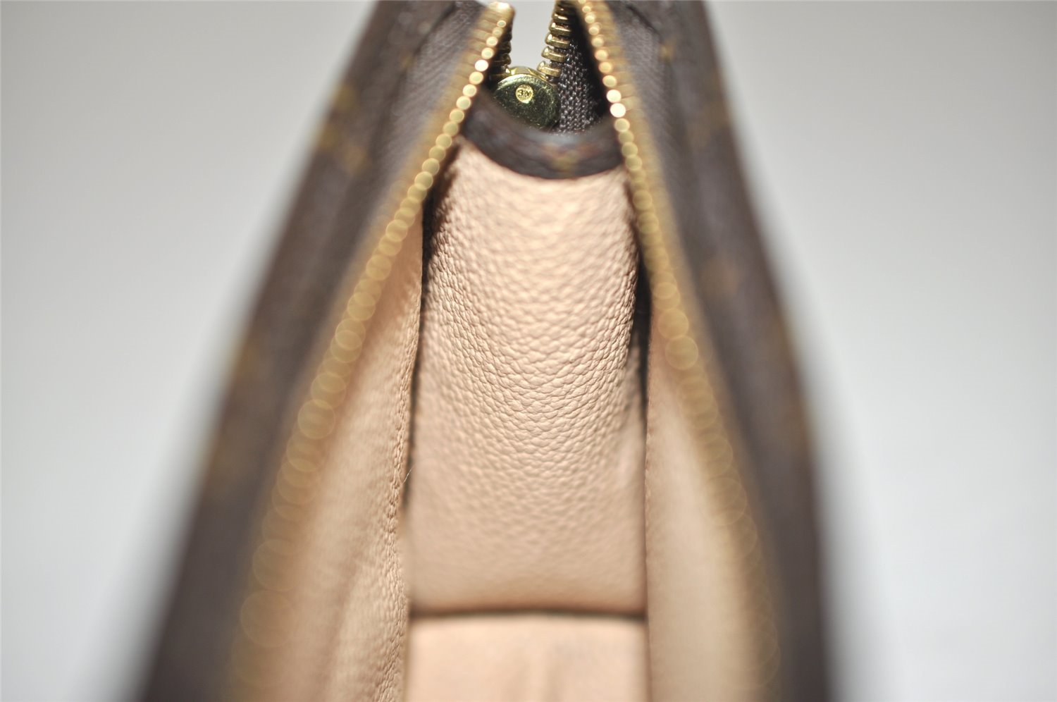 Authentic Louis Vuitton Monogram Poche Toilette 15 M47546 Cosmetics Pouch 9439J