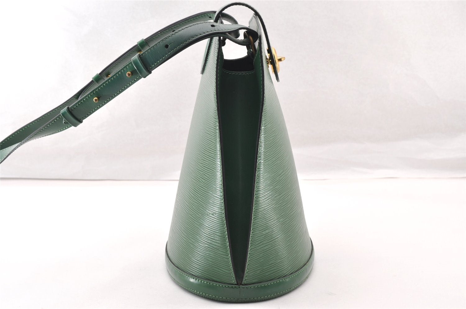 Authentic Louis Vuitton Epi Cluny Shoulder Bag Purse Green M52254 LV 9473I