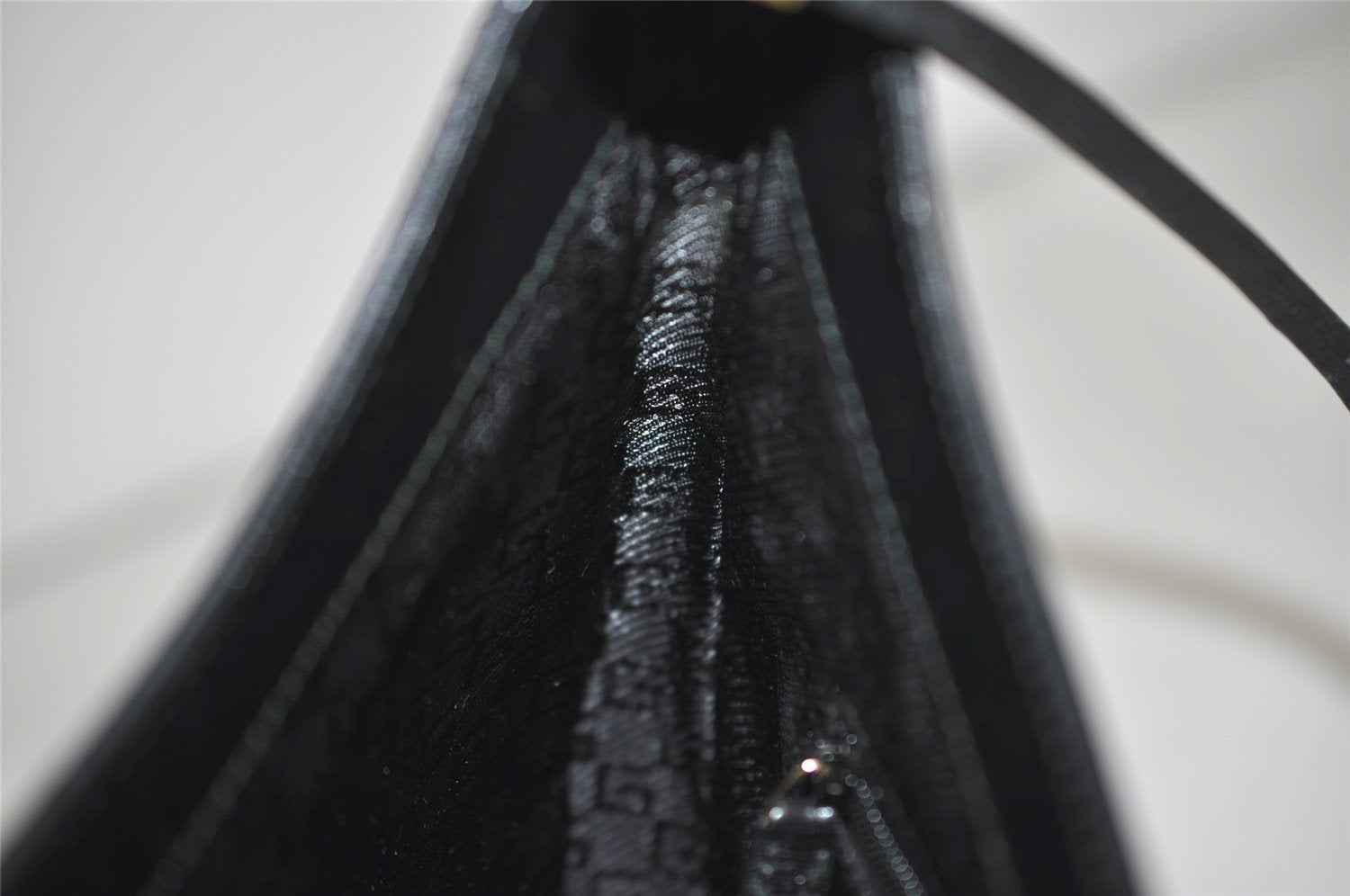 Authentic GUCCI Vintage Shoulder Bag Purse Leather 0014141 Black 9474I