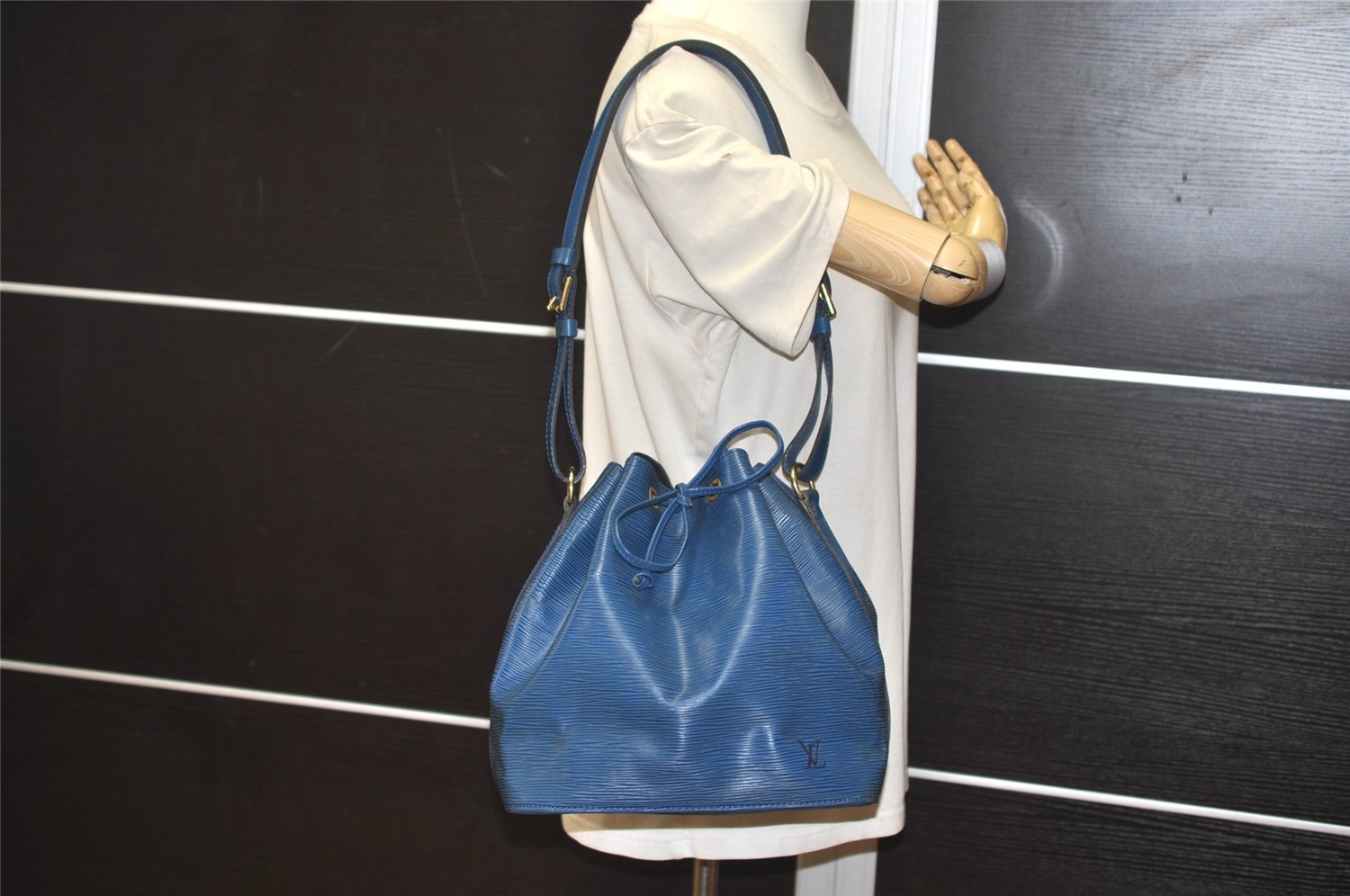 Authentic Louis Vuitton Epi Petit Noe Shoulder Drawstring Bag M44105 Blue 9478J