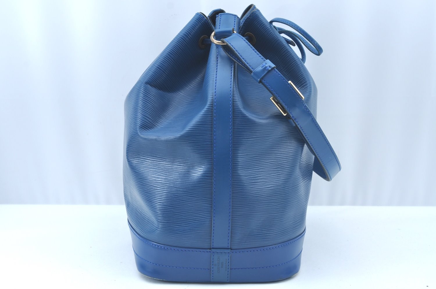 Authentic Louis Vuitton Epi Noe Shoulder Drawstring Bag Blue M44005 LV 9483I