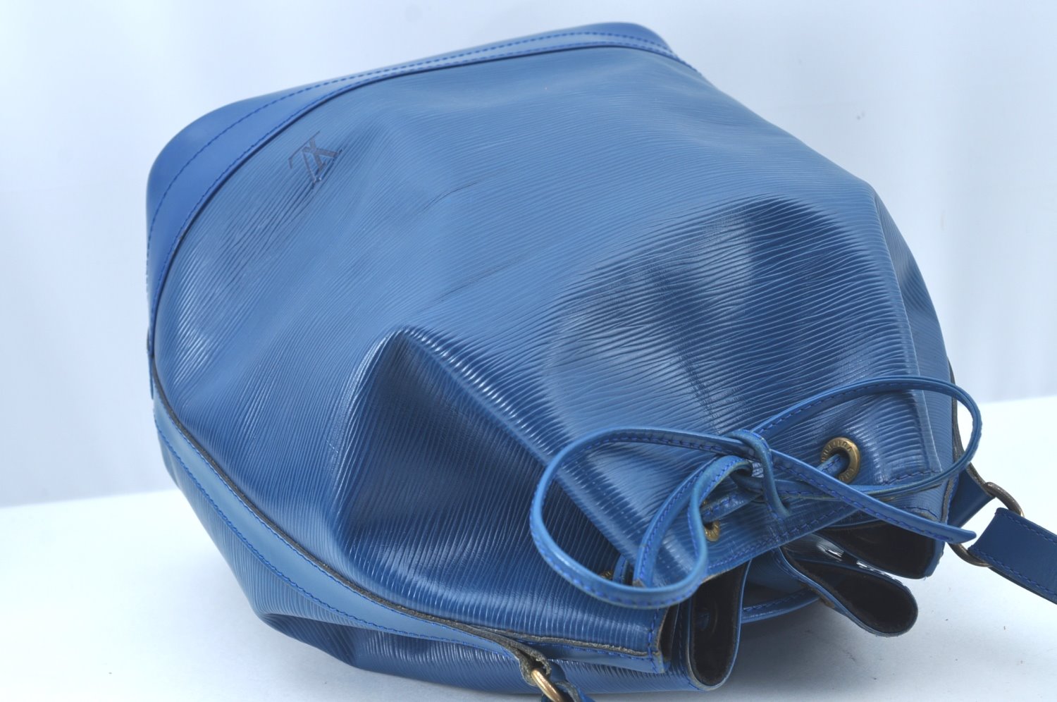 Authentic Louis Vuitton Epi Noe Shoulder Drawstring Bag Blue M44005 LV 9483I