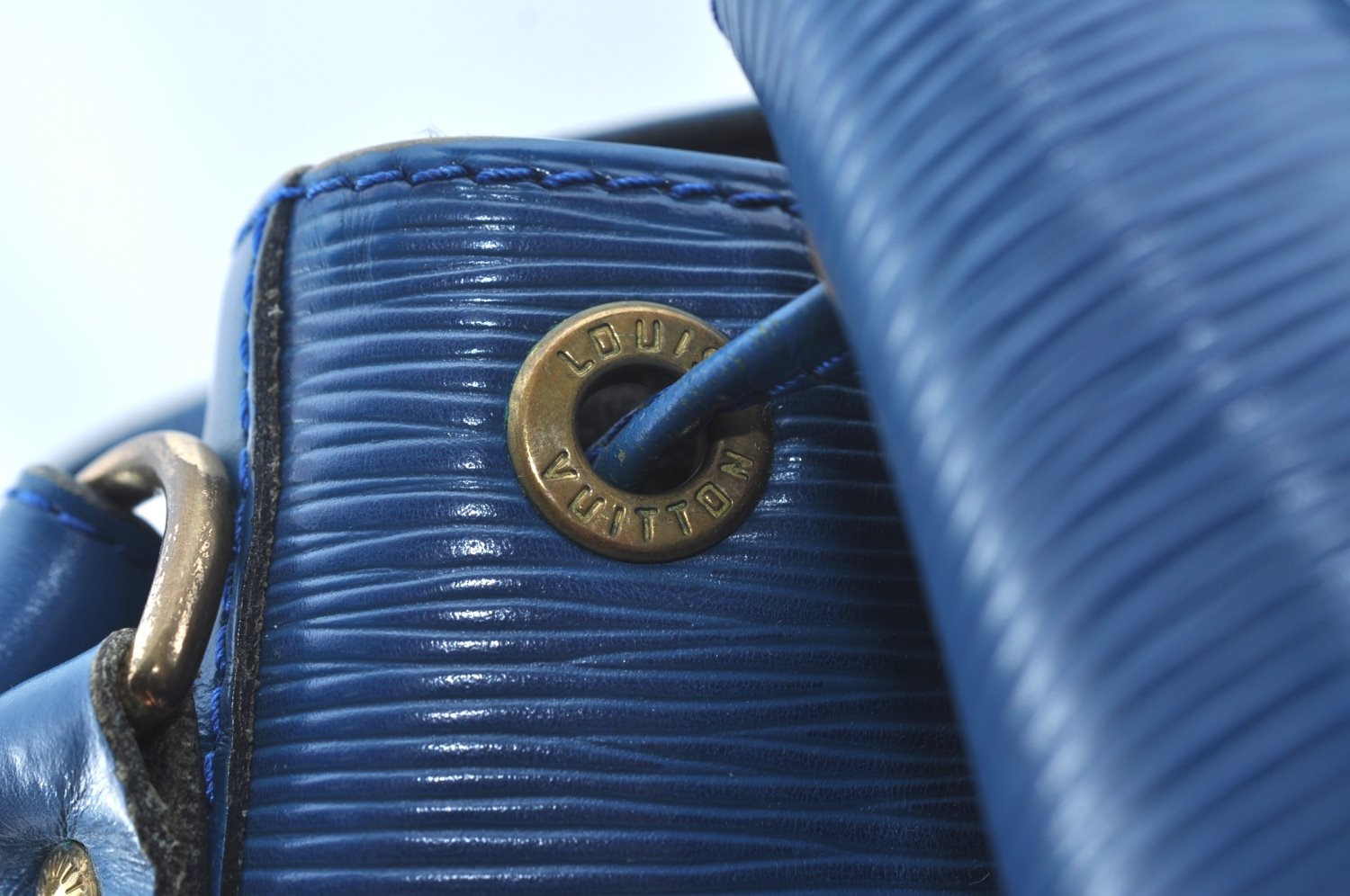 Authentic Louis Vuitton Epi Noe Shoulder Drawstring Bag Blue M44005 LV 9483I