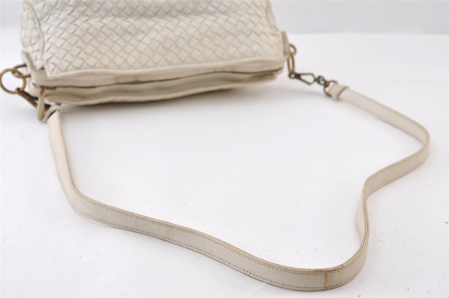 Authentic BOTTEGA VENETA Intrecciato Leather Shoulder Cross Body Bag White 9518I