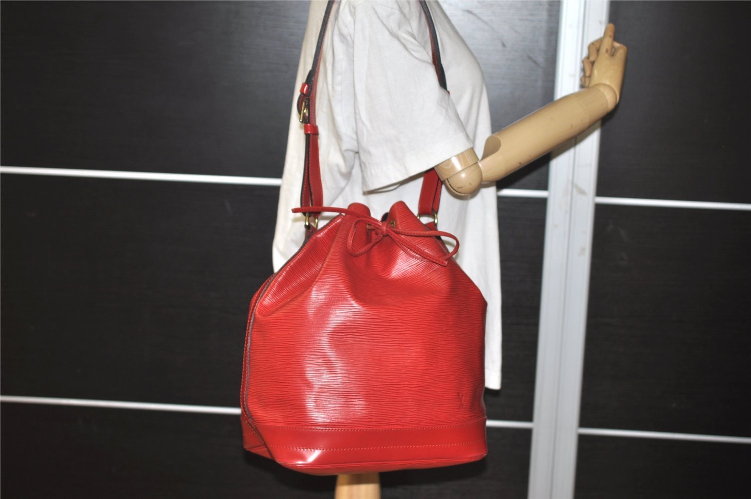 Authentic Louis Vuitton Epi Noe Shoulder Drawstring Bag Red M44007 LV 9558I
