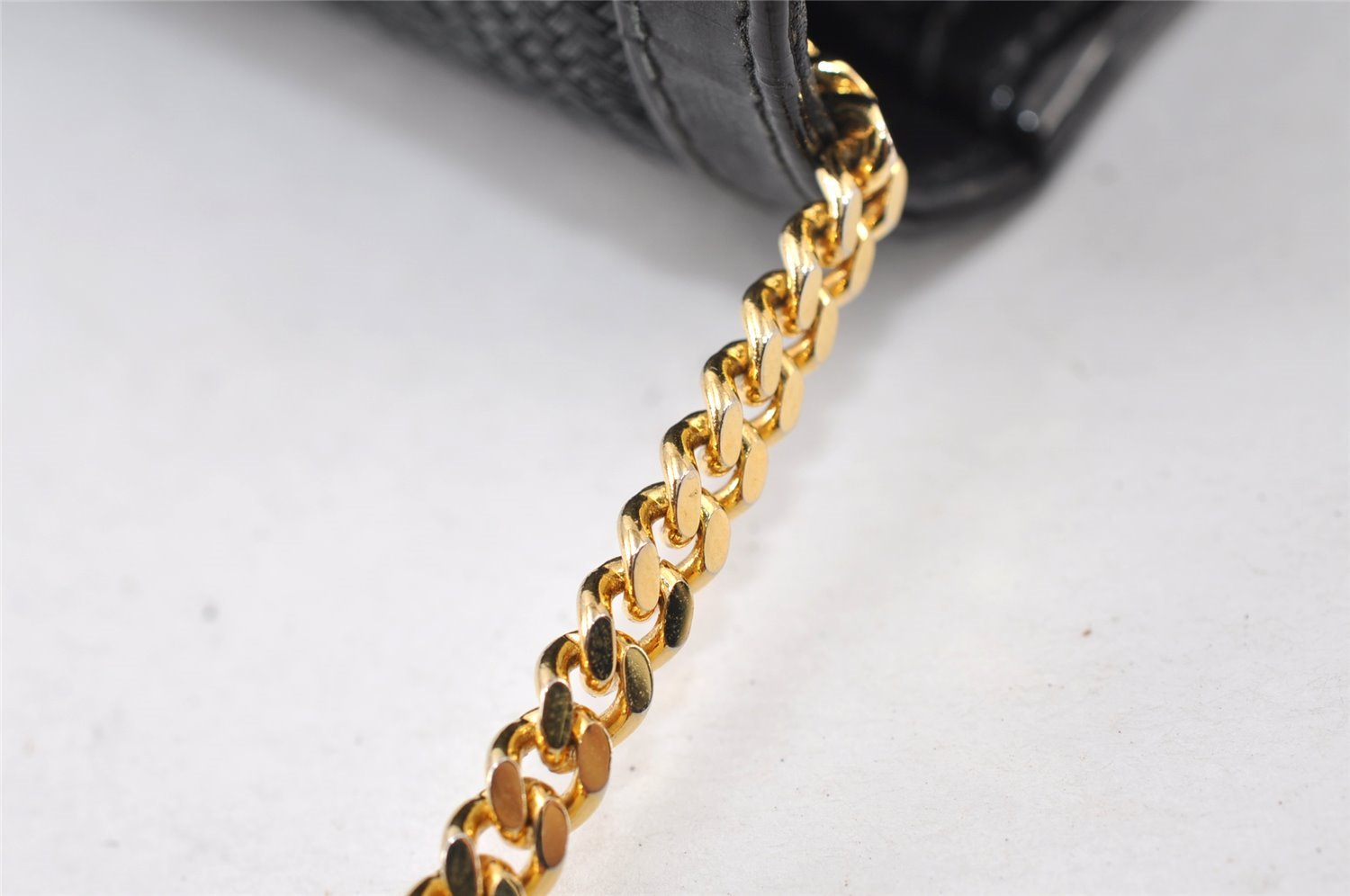 Authentic GUCCI Chain Shoulder Cross Bag Purse Straw Enamel Black 9577I