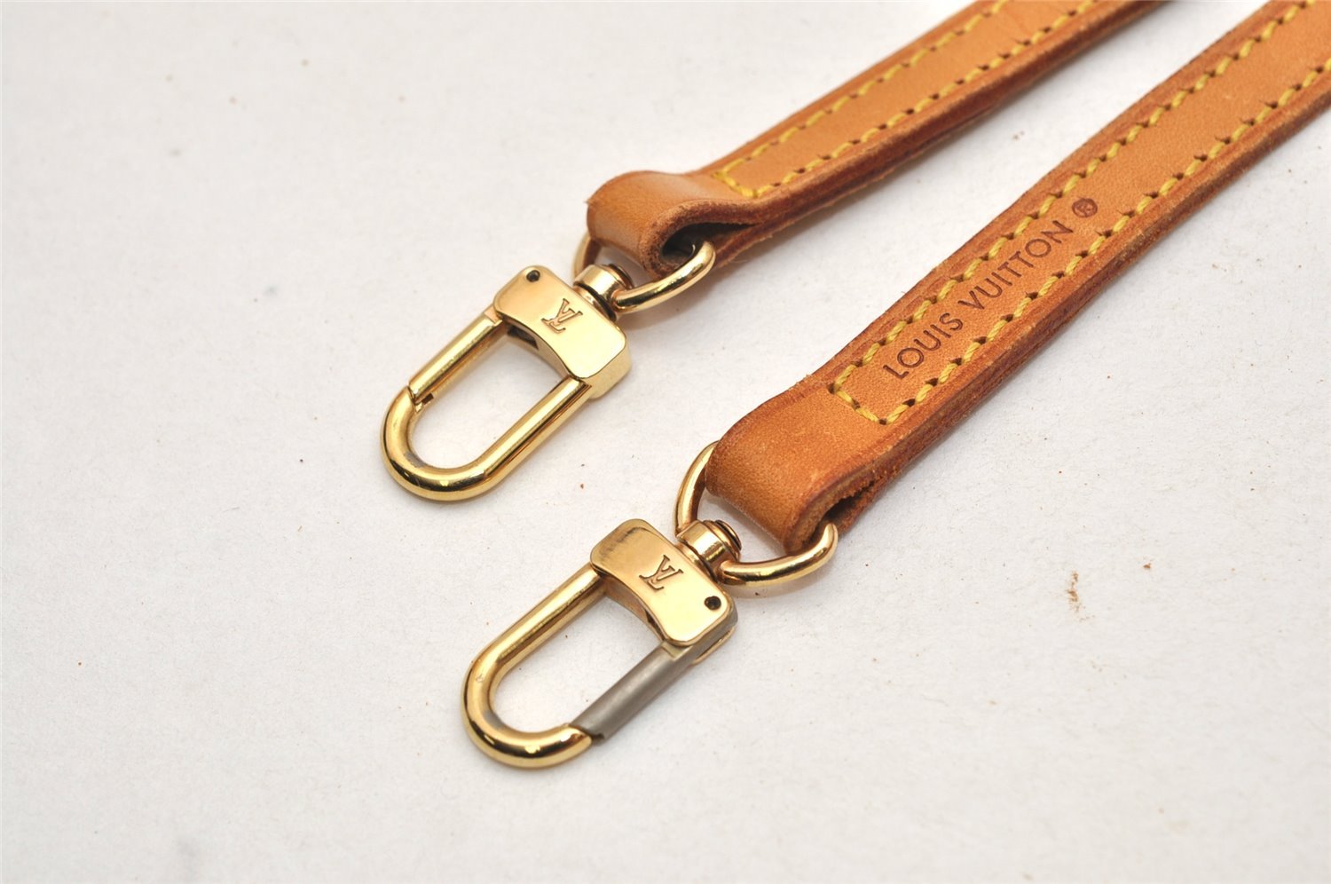 Authentic Louis Vuitton Leather Shoulder Strap Beige 47.6