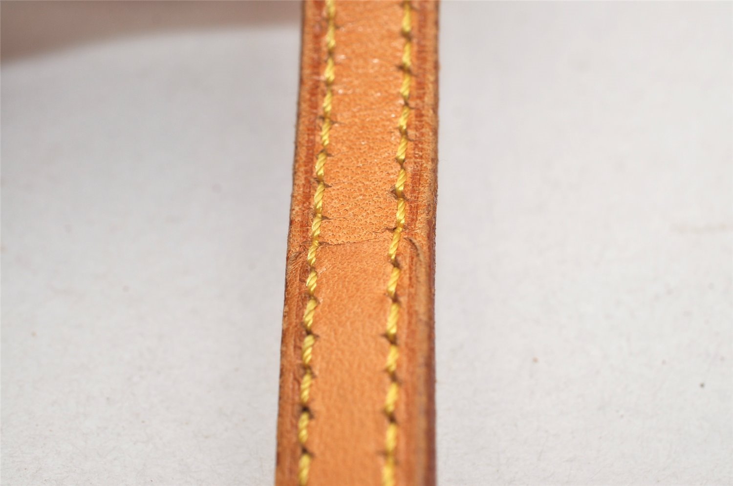 Authentic Louis Vuitton Leather Shoulder Strap Beige 47.6