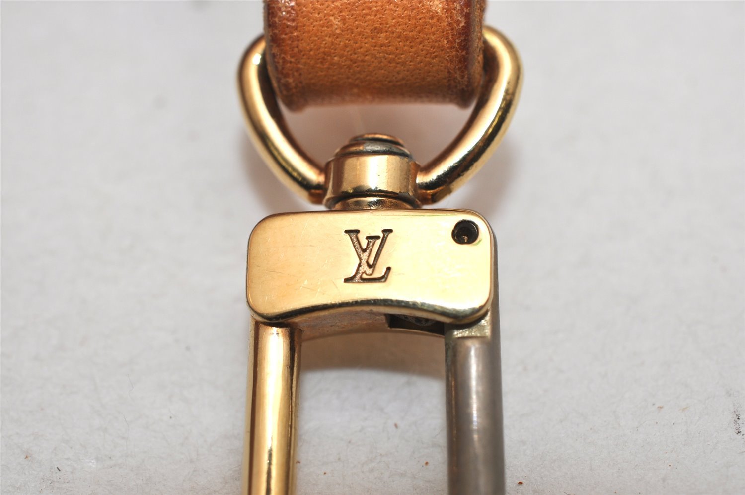 Authentic Louis Vuitton Leather Shoulder Strap Beige 47.6