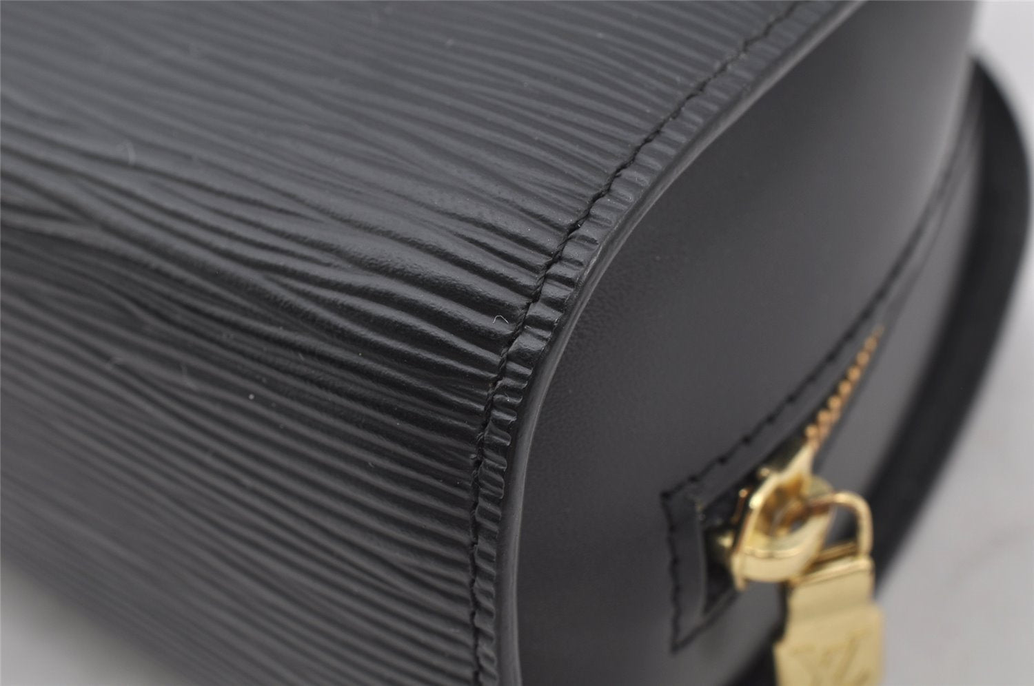 Authentic Louis Vuitton Epi Dauphine MM Pouch Clutch Bag Black M48452 LV 9680I