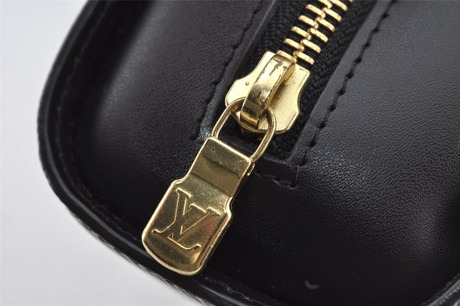 Authentic Louis Vuitton Epi Dauphine MM Pouch Clutch Bag Black M48452 LV 9680I