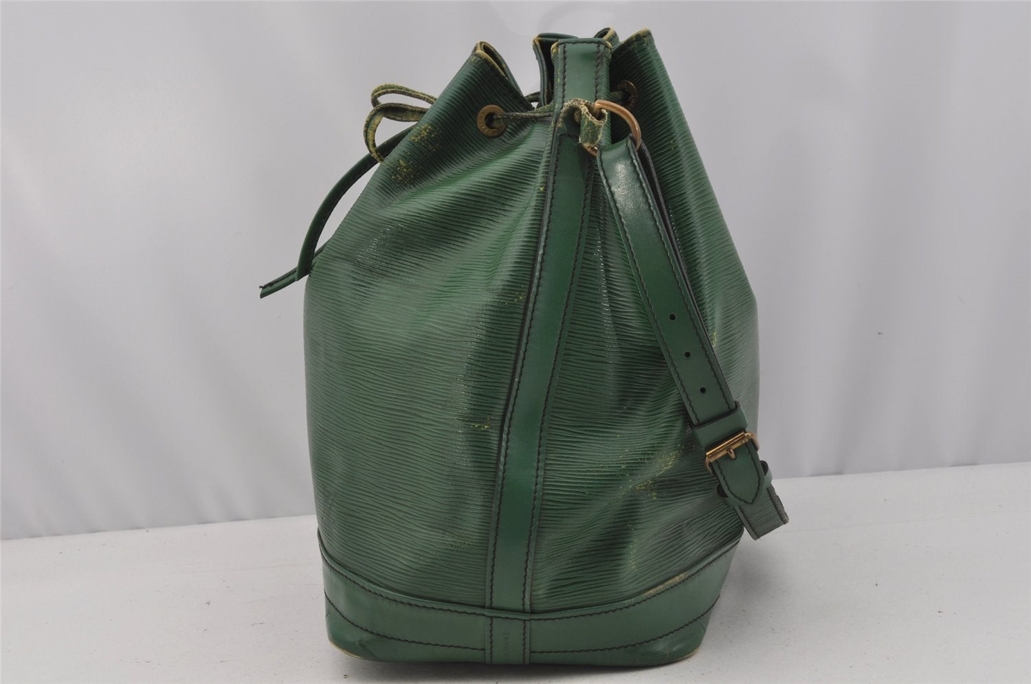 Authentic Louis Vuitton Epi Noe Shoulder Drawstring Bag Green M44004 LV 9720I