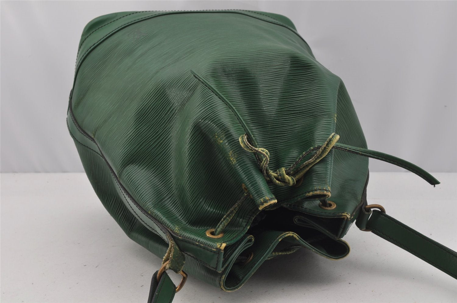 Authentic Louis Vuitton Epi Noe Shoulder Drawstring Bag Green M44004 LV 9720I