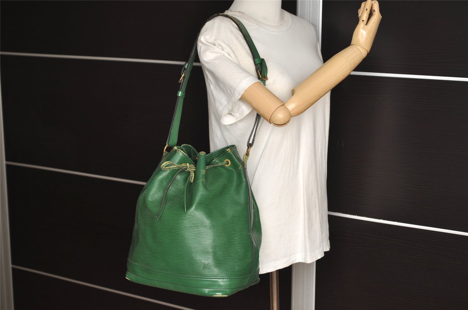 Authentic Louis Vuitton Epi Noe Shoulder Drawstring Bag Green M44004 LV 9720I