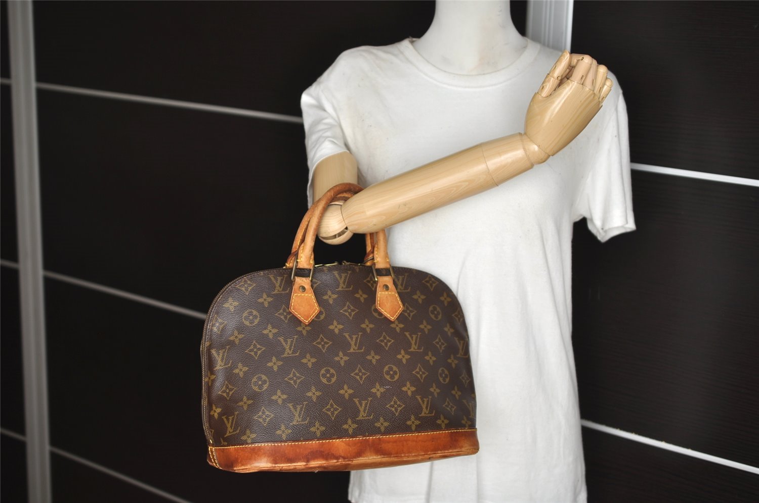 Authentic Louis Vuitton Monogram Alma Hand Bag Purse M51130 LV 9728I