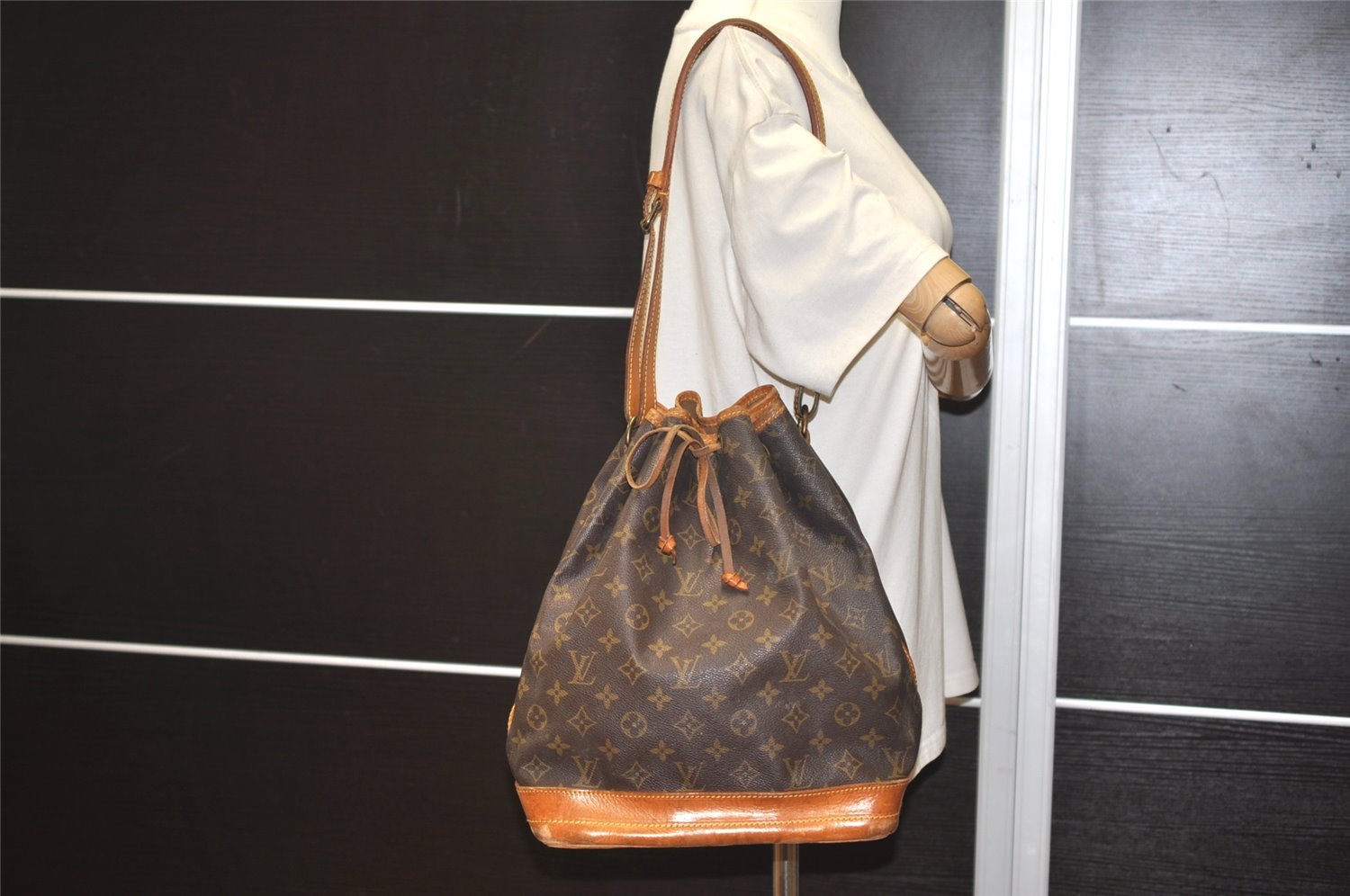 Authentic Louis Vuitton Monogram Noe Shoulder Drawstring Bag M42224 LV 9735I