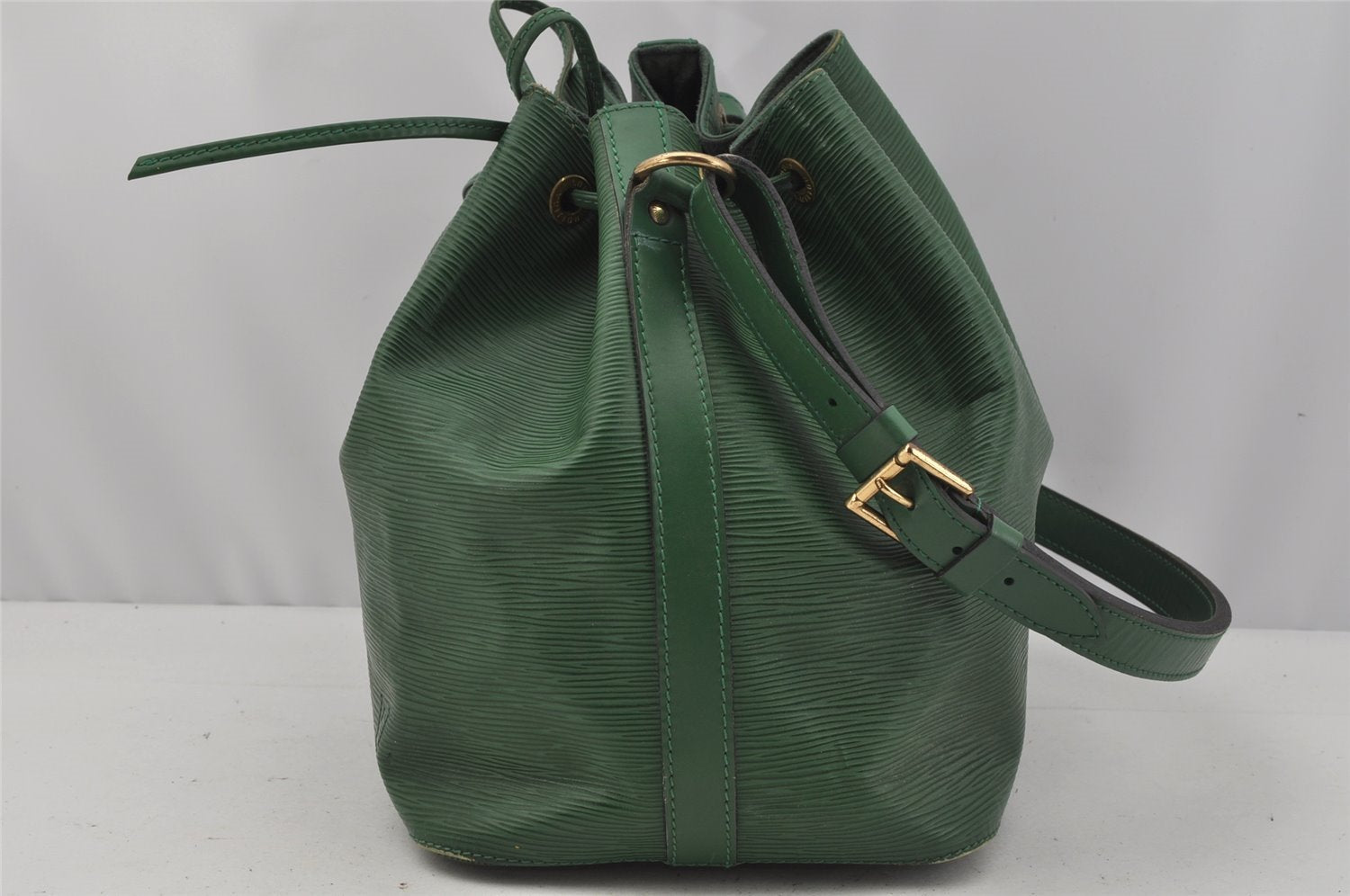 Authentic Louis Vuitton Epi Petit Noe Shoulder Drawstring Bag M44104 Green 9798I