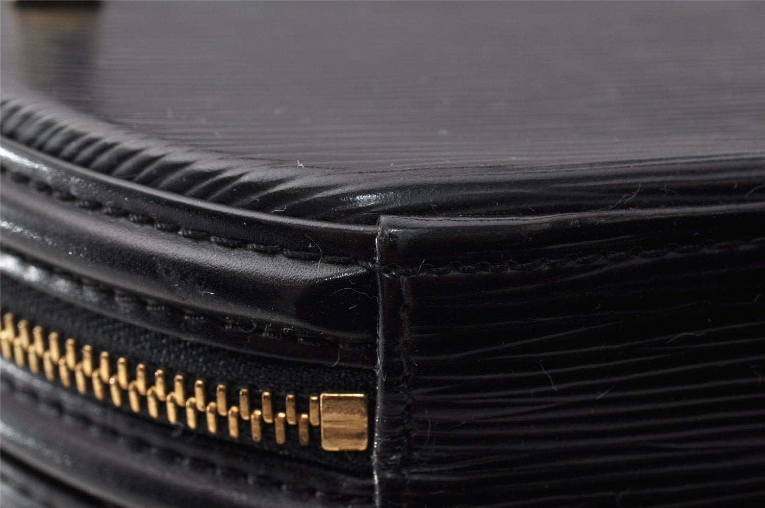 Authentic Louis Vuitton Epi Cannes Cosmetic Hand Bag Purse Black M48032 LV 9813I