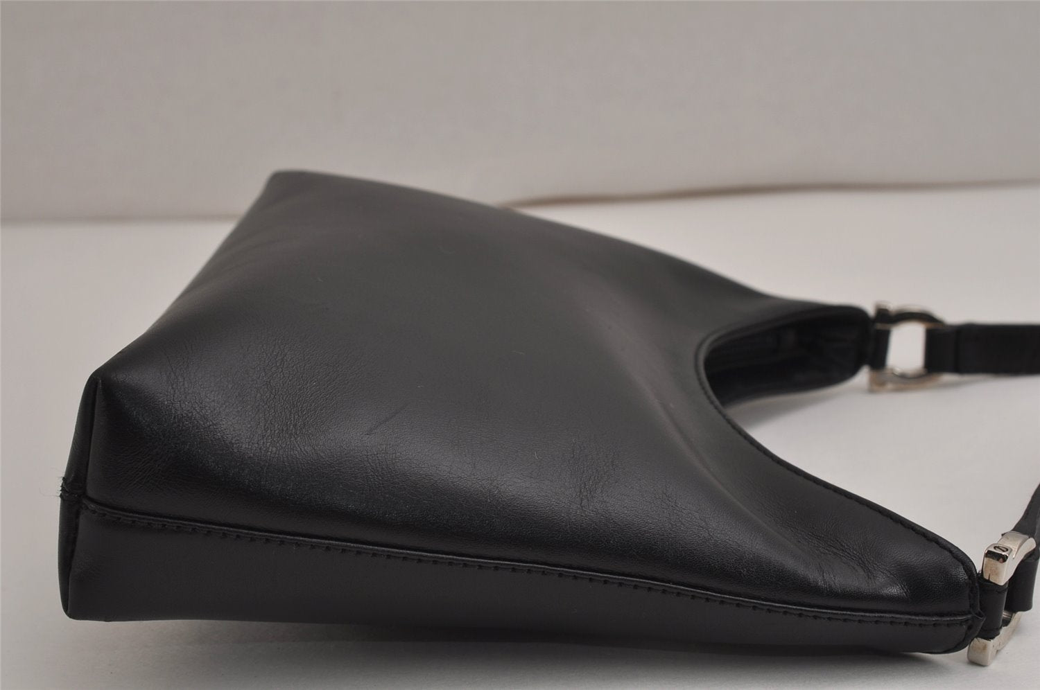 Authentic Salvatore Ferragamo Vintage Leather Shoulder Bag Purse Black 9824J