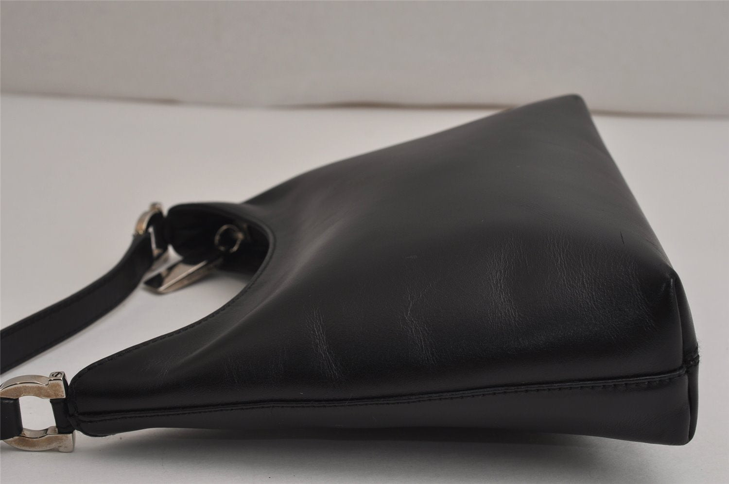 Authentic Salvatore Ferragamo Vintage Leather Shoulder Bag Purse Black 9824J