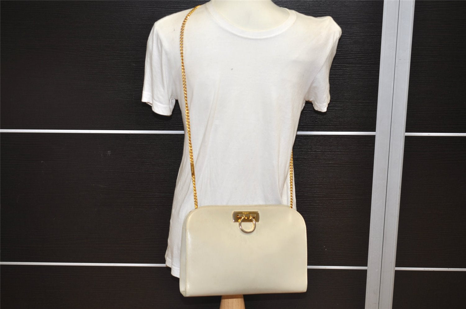 Authentic Salvatore Ferragamo Gancini Leather Shoulder Crossbody Bag White 9827J