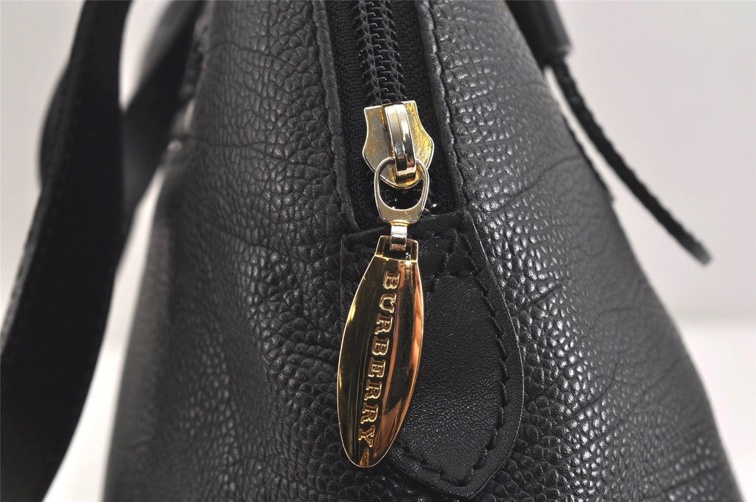 Authentic BURBERRY Vintage Leather Shoulder Hand Bag Purse Black 9829J