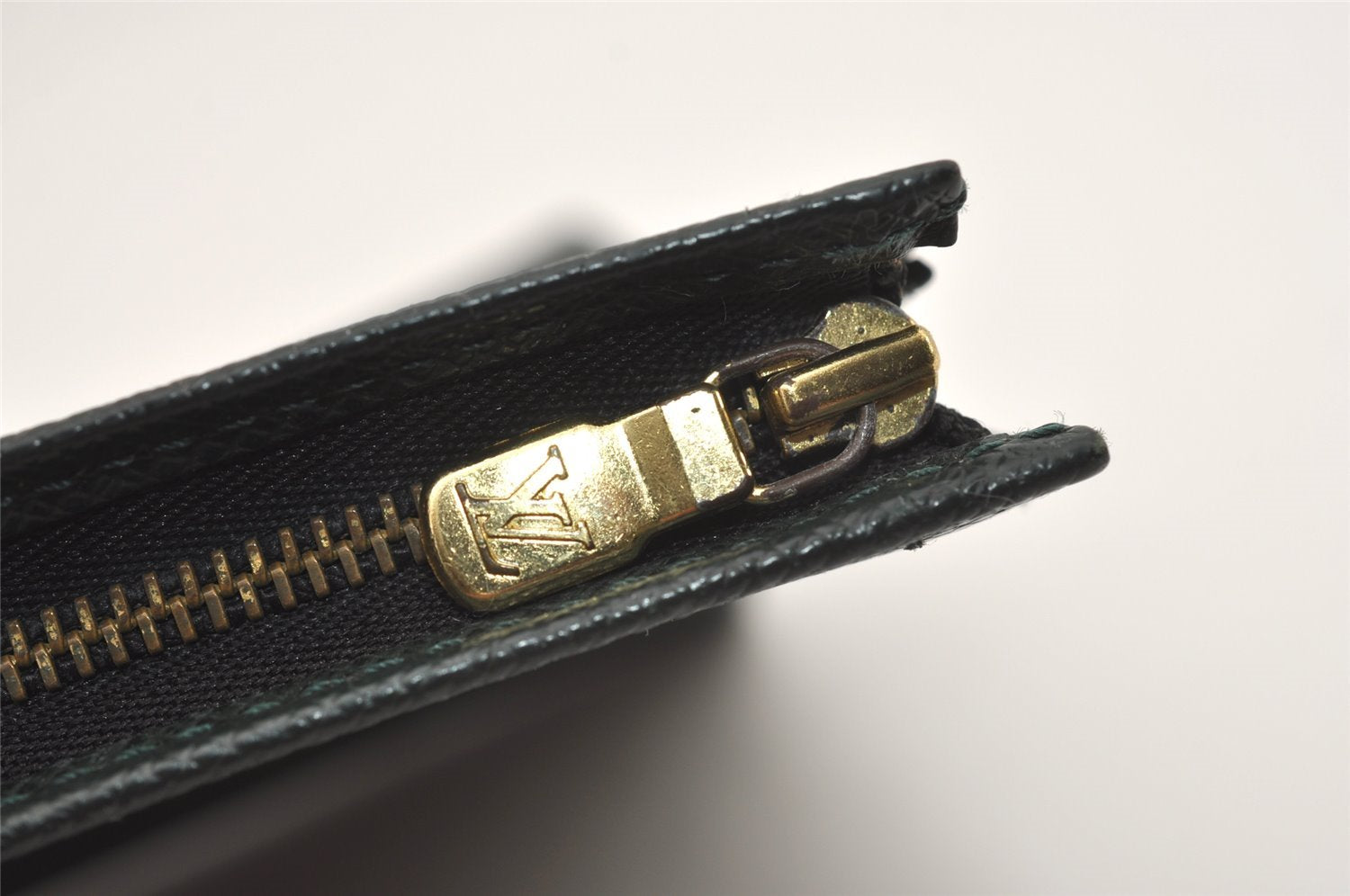 Auth Louis Vuitton Taiga Poche Toilette Cosmetics Pouch Green M99034 Junk 9830I