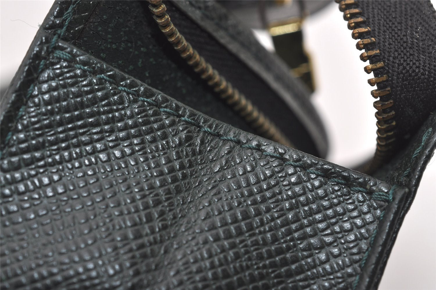 Auth Louis Vuitton Taiga Poche Toilette Cosmetics Pouch Green M99034 Junk 9830I