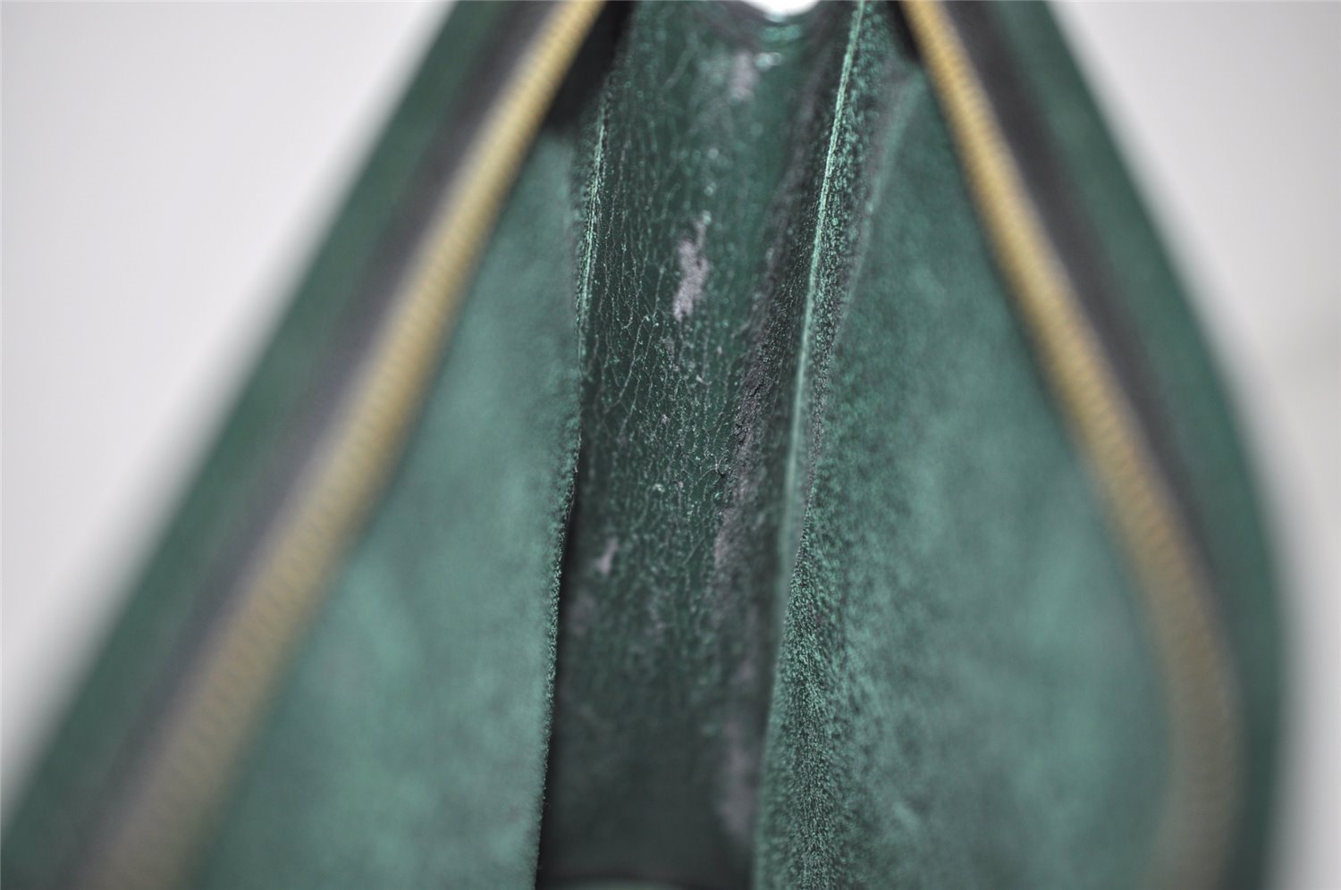 Auth Louis Vuitton Taiga Poche Toilette Cosmetics Pouch Green M99034 Junk 9830I