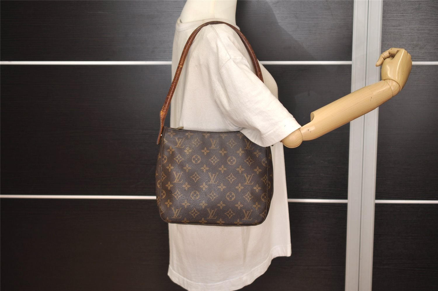 Authentic Louis Vuitton Monogram Looping MM Shoulder Bag M51146 LV 9914J