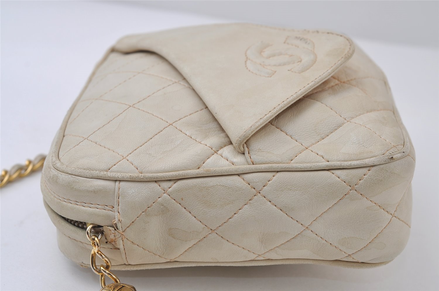 Authentic CHANEL Calf Skin Matelasse Chain Shoulder Bag White CC Junk 9940I