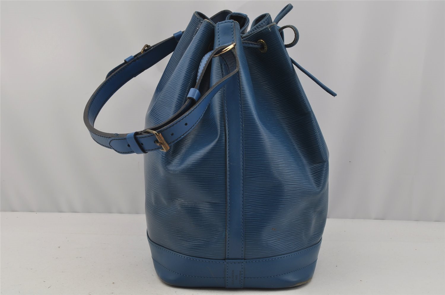 Authentic Louis Vuitton Epi Noe Shoulder Drawstring Bag Brown M44028 LV 9944I