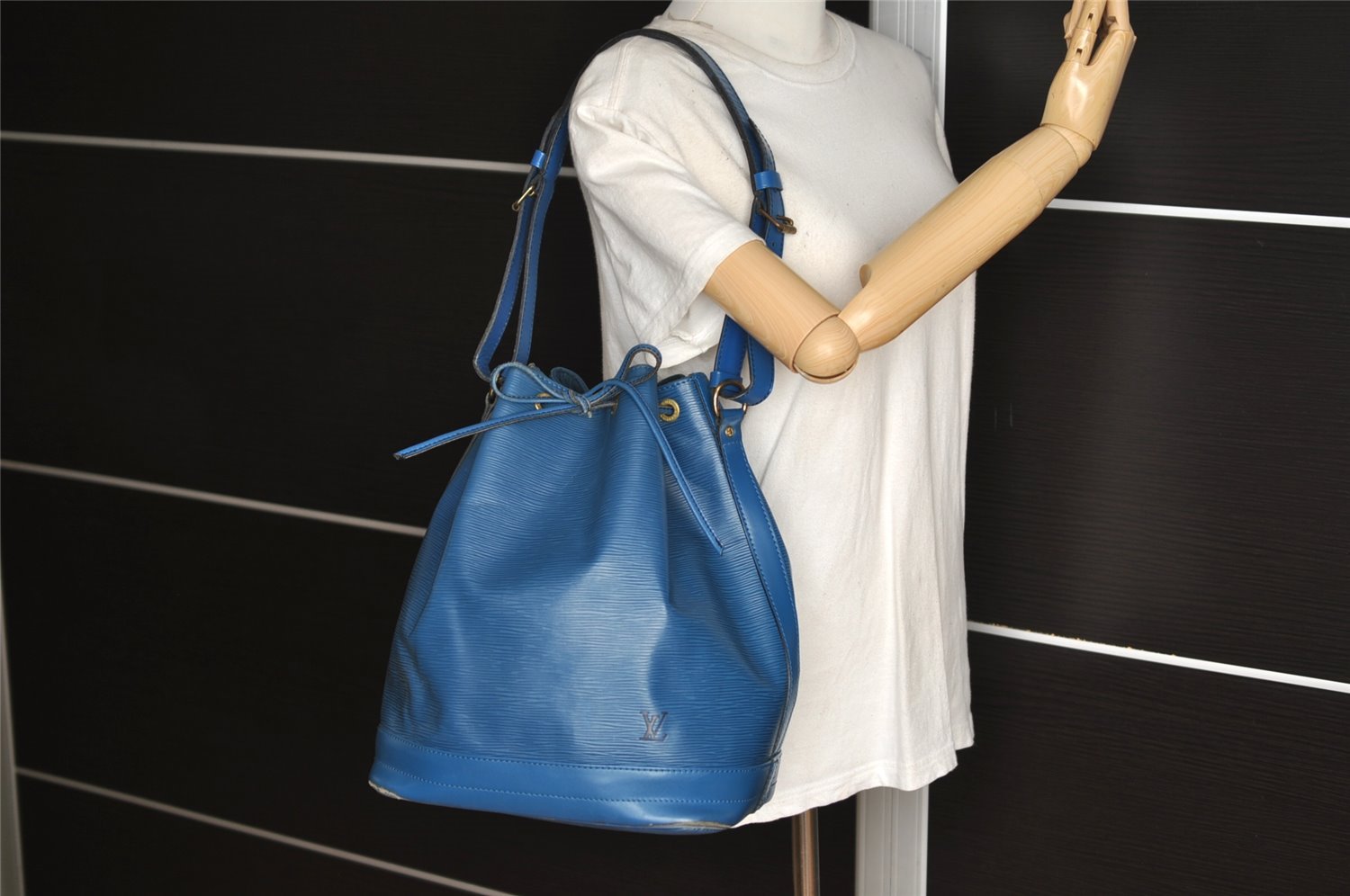 Authentic Louis Vuitton Epi Noe Shoulder Drawstring Bag Brown M44028 LV 9944I