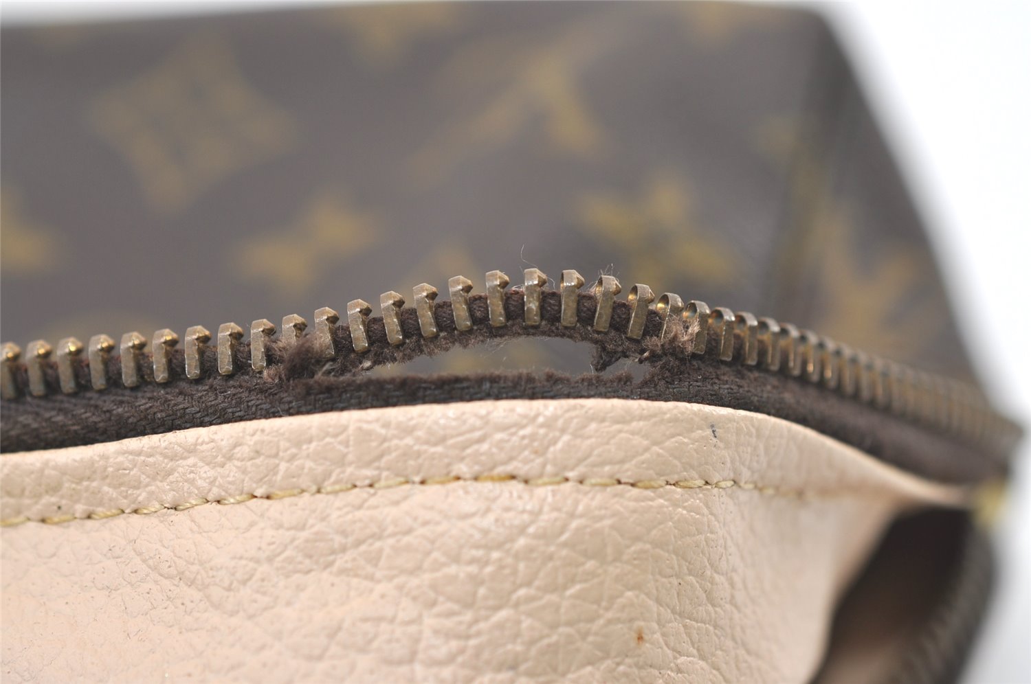 Auth Louis Vuitton Monogram Trousse Toilette 23 Clutch Hand Bag Old Model 9957J