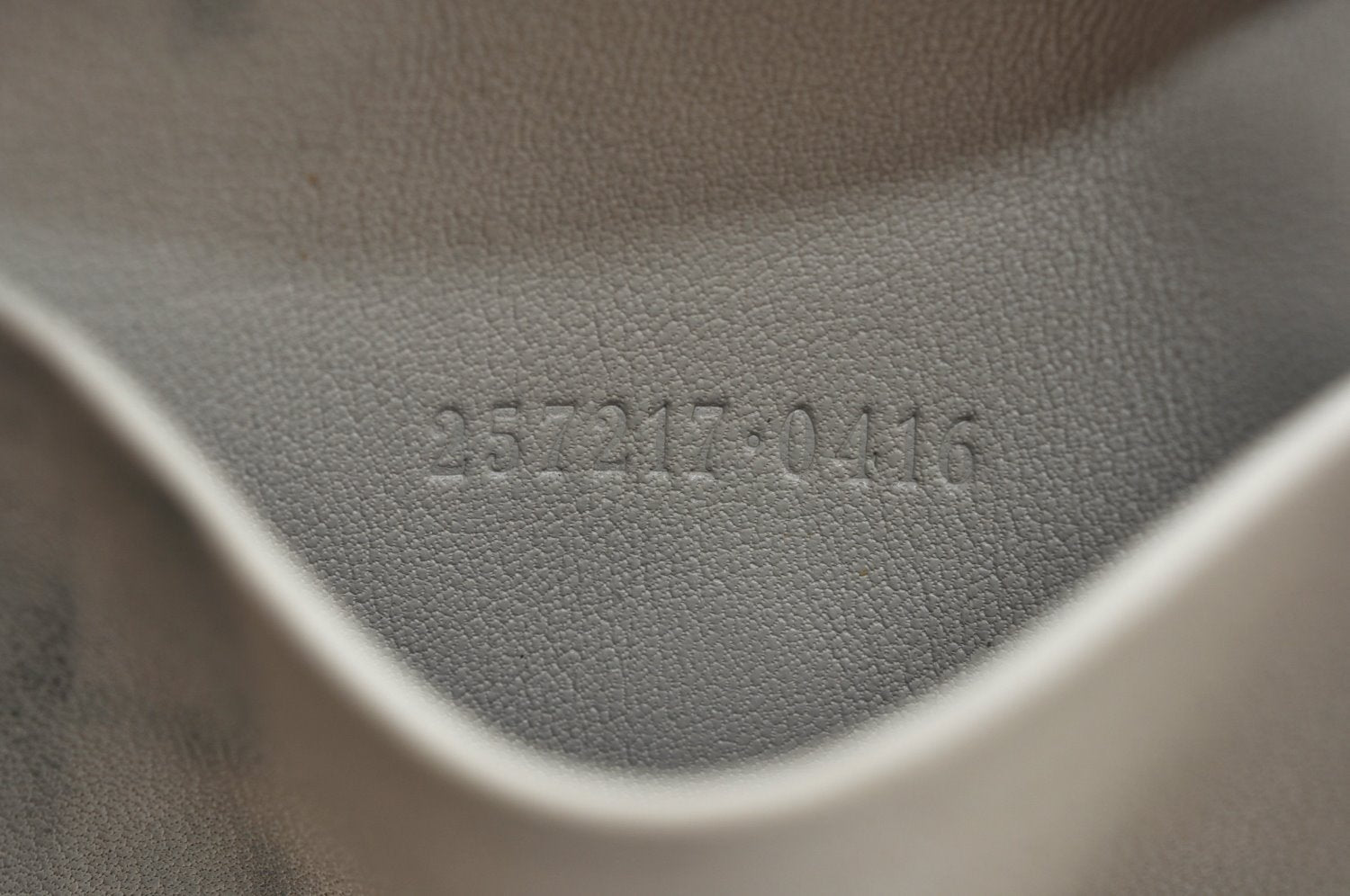 Authentic GUCCI Guccissima Lovely Heart 6 Key Case GG Leather 257217 White K4095