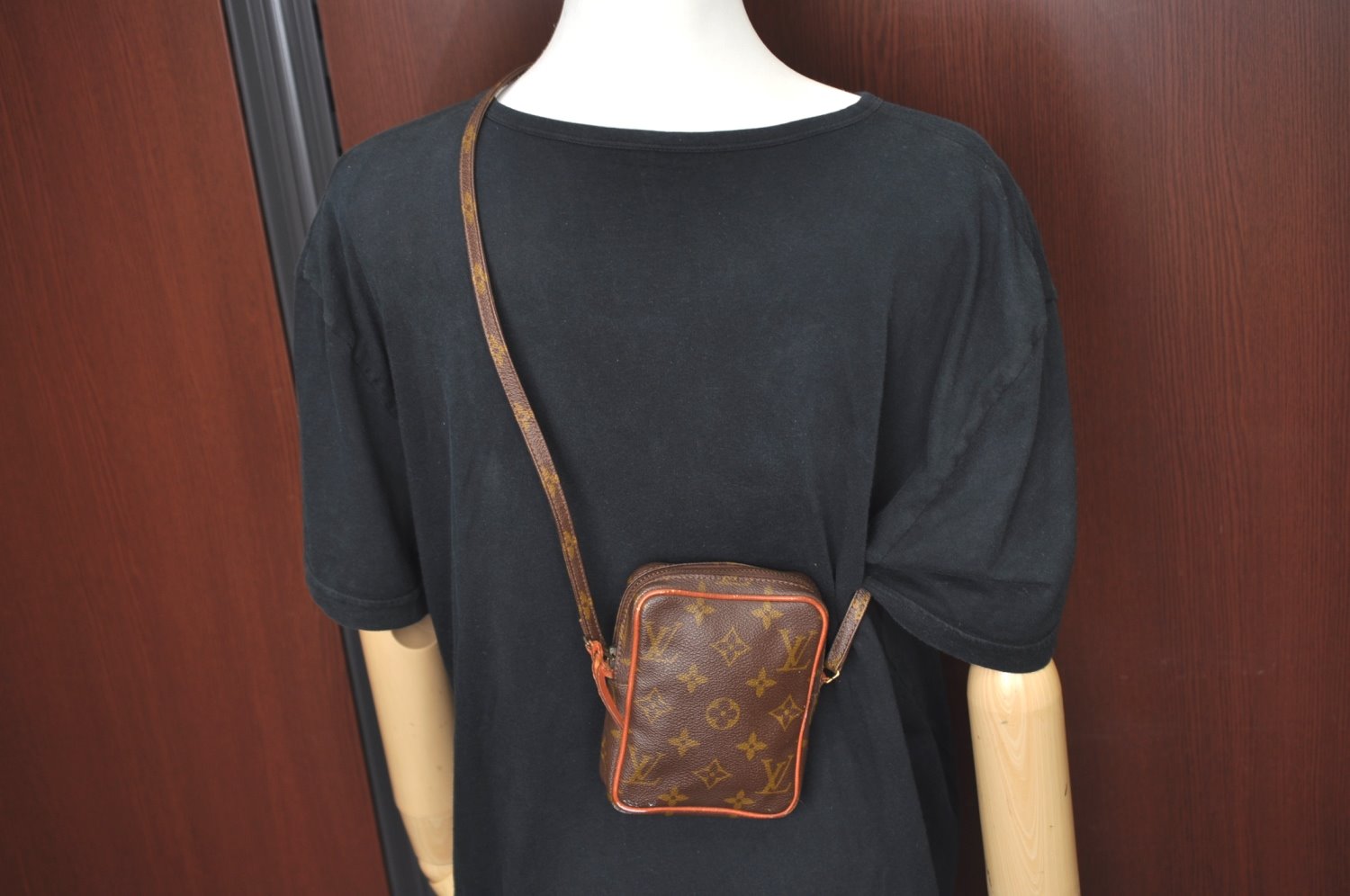 Auth Louis Vuitton Monogram Mini Poche Danube Shoulder Cross Bag Old Model K5065