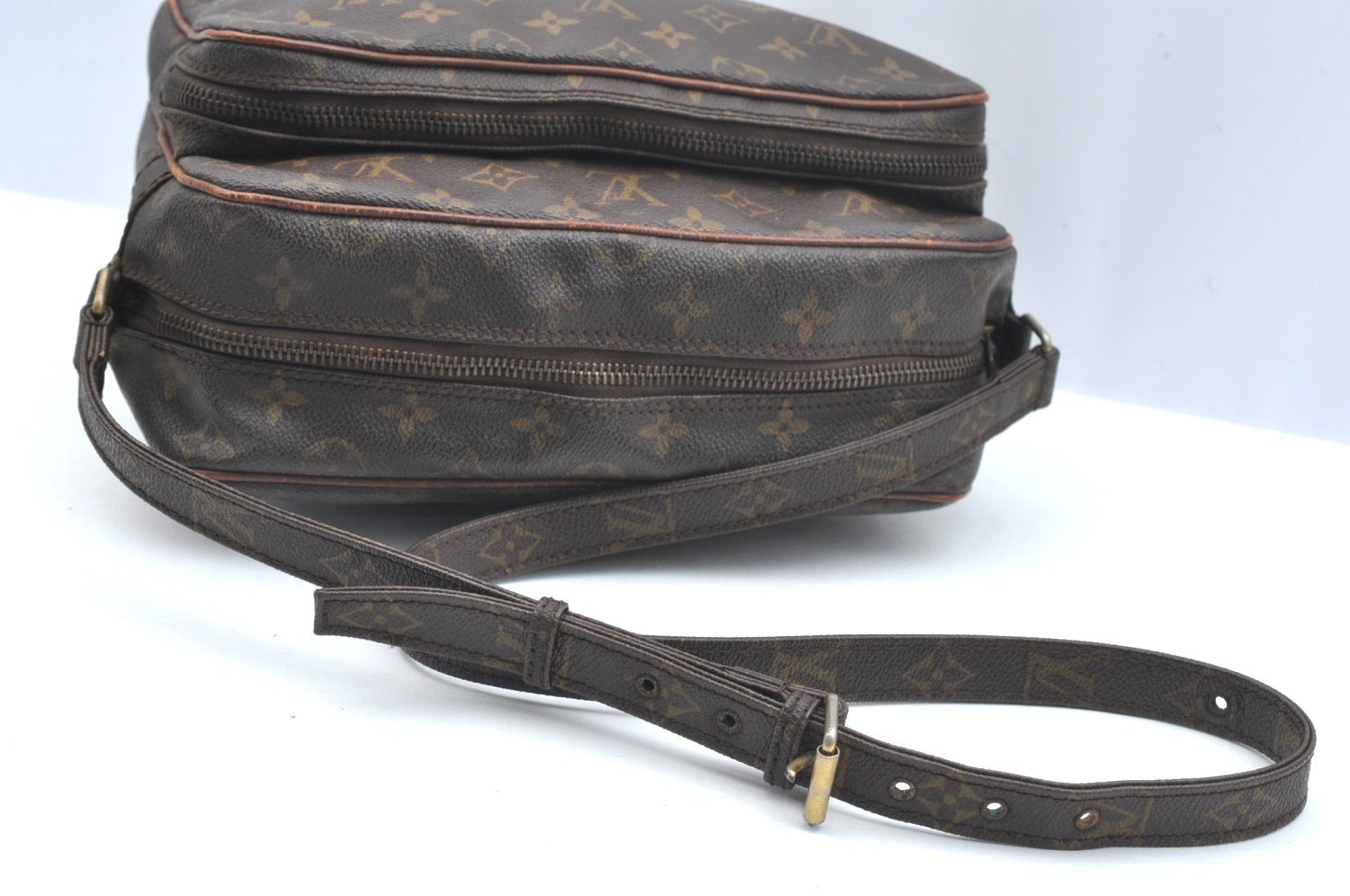 Authentic Louis Vuitton Monogram Nile Shoulder Cross Body Bag Old Model LV K5069
