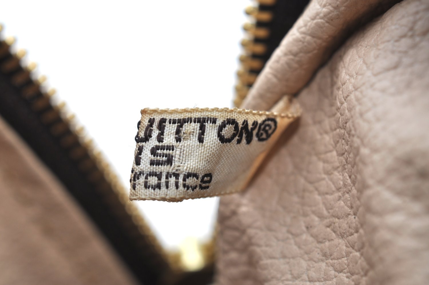 Auth Louis Vuitton Monogram Trousse Toilette 28 Clutch Hand Bag M47522 LV K5386