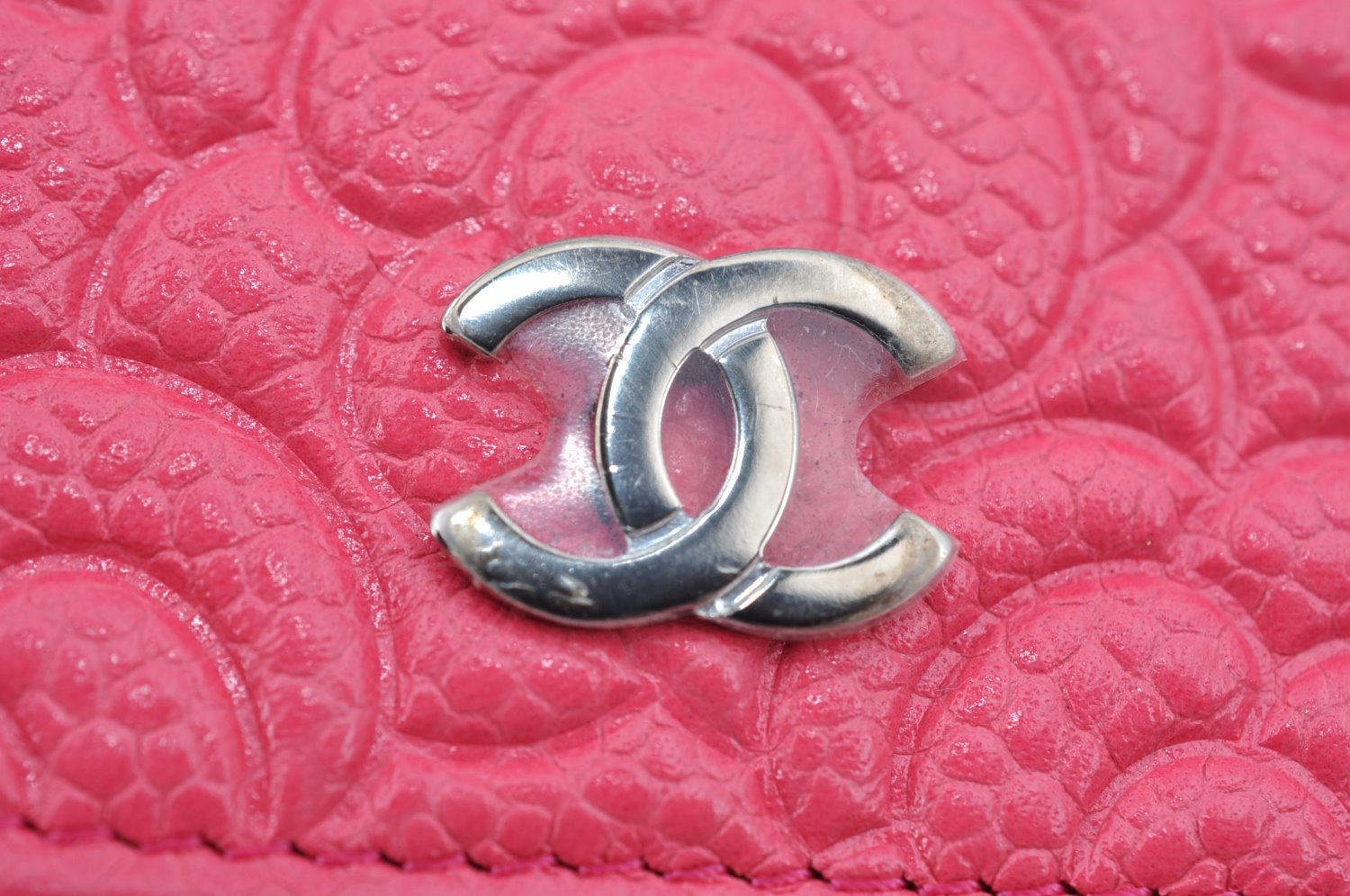 Authentic CHANEL Caviar Skin Camellia CC Logo Air Pods Case Pink Box K5494