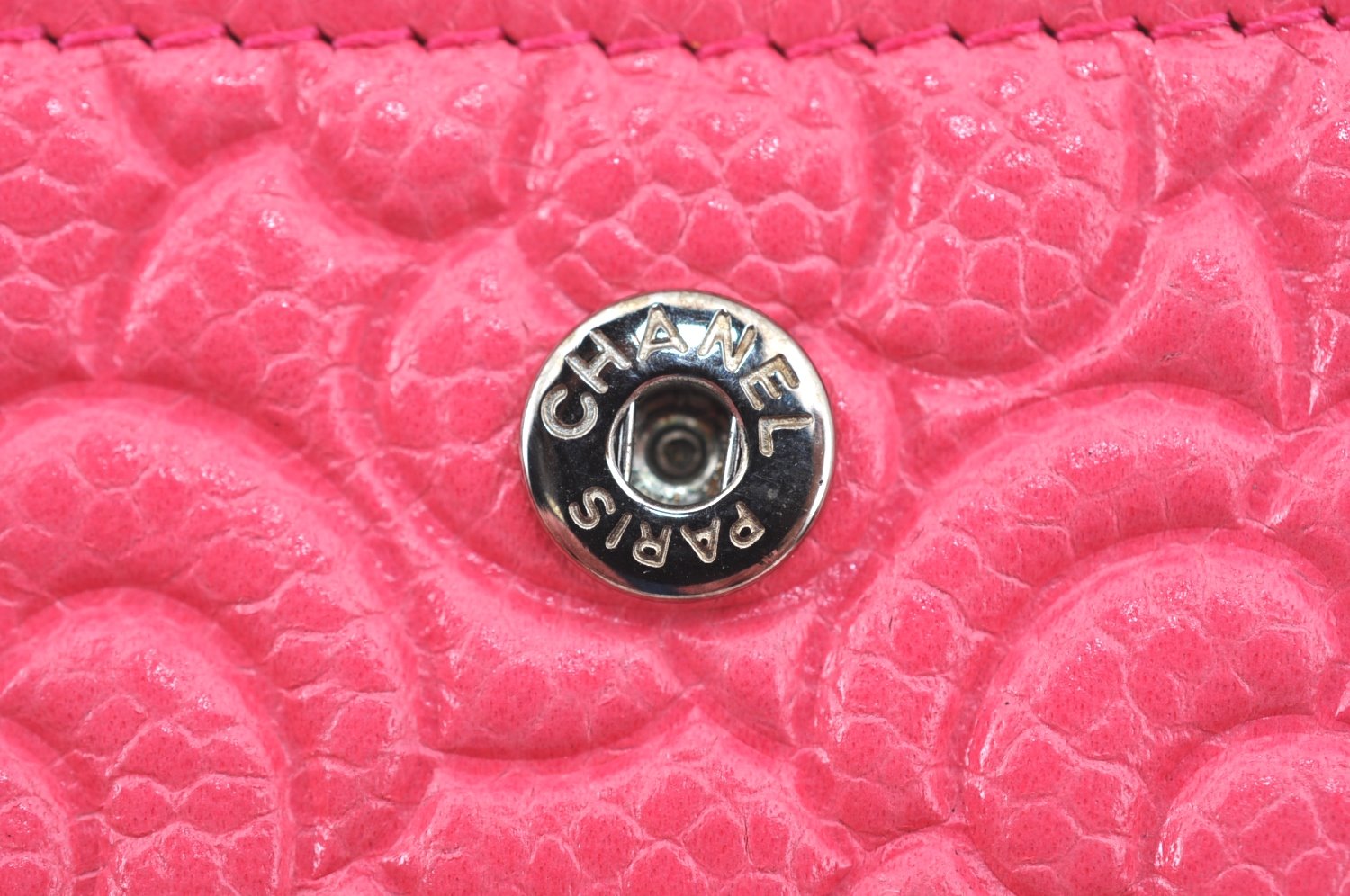 Authentic CHANEL Caviar Skin Camellia CC Logo Air Pods Case Pink Box K5494