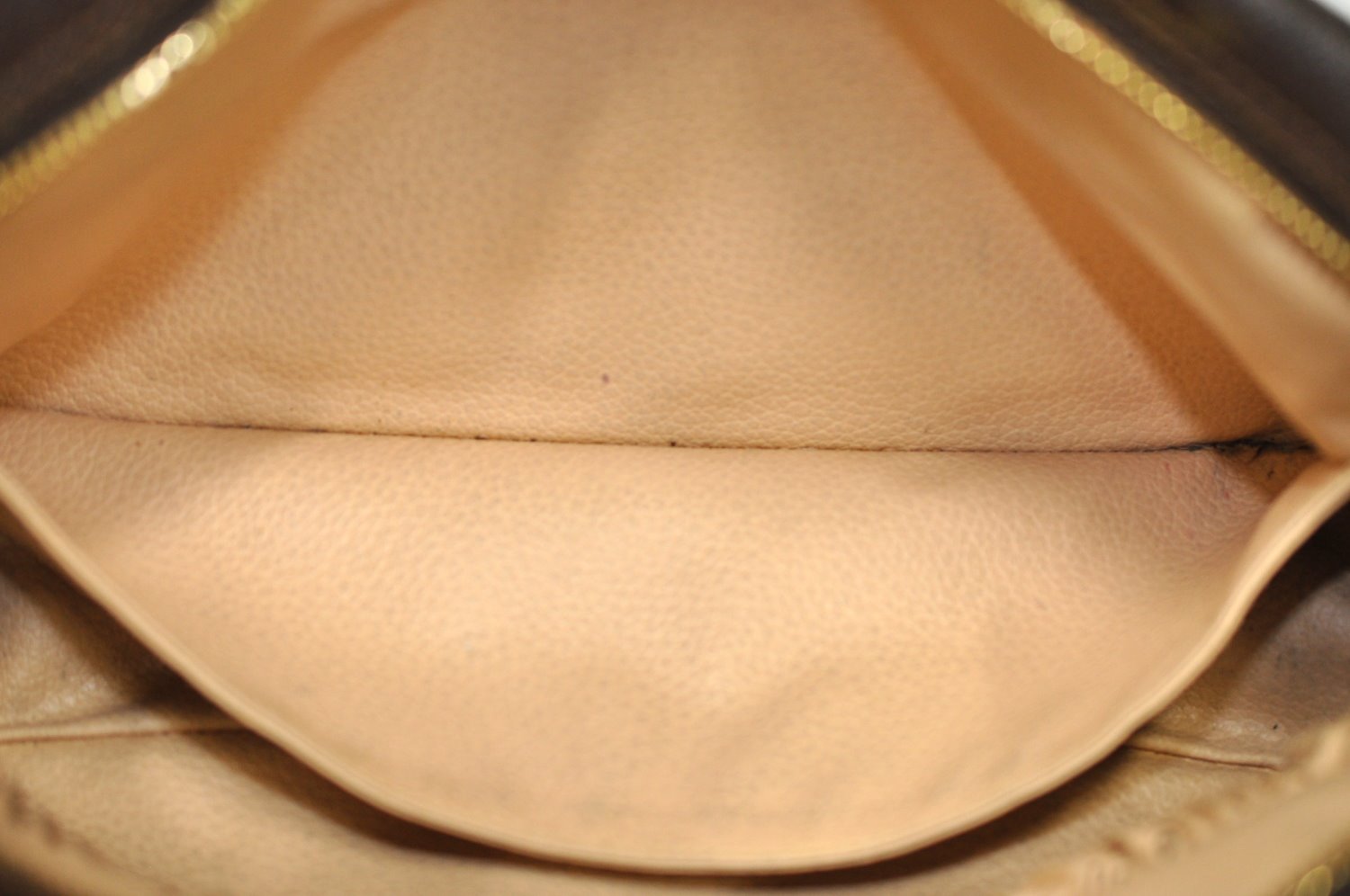 Auth Louis Vuitton Monogram Trousse Toilette 28 Clutch Hand Bag M47522 LV K5558