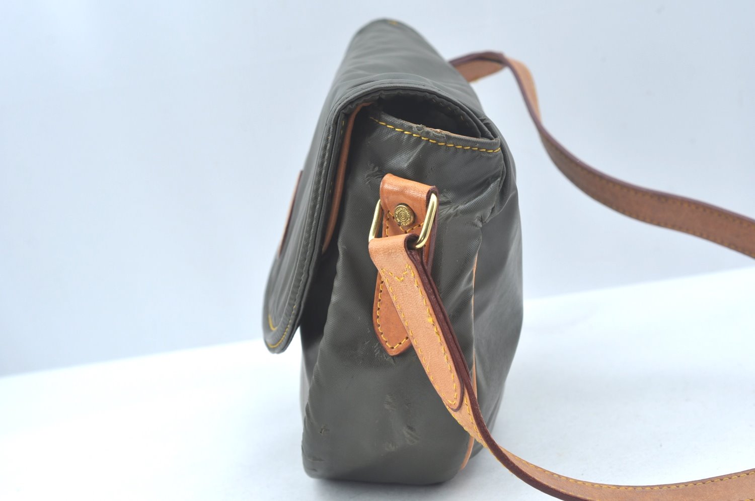 Authentic HUNTING WORLD Logo Shoulder Cross Body Bag PVC Leather Khaki K5561