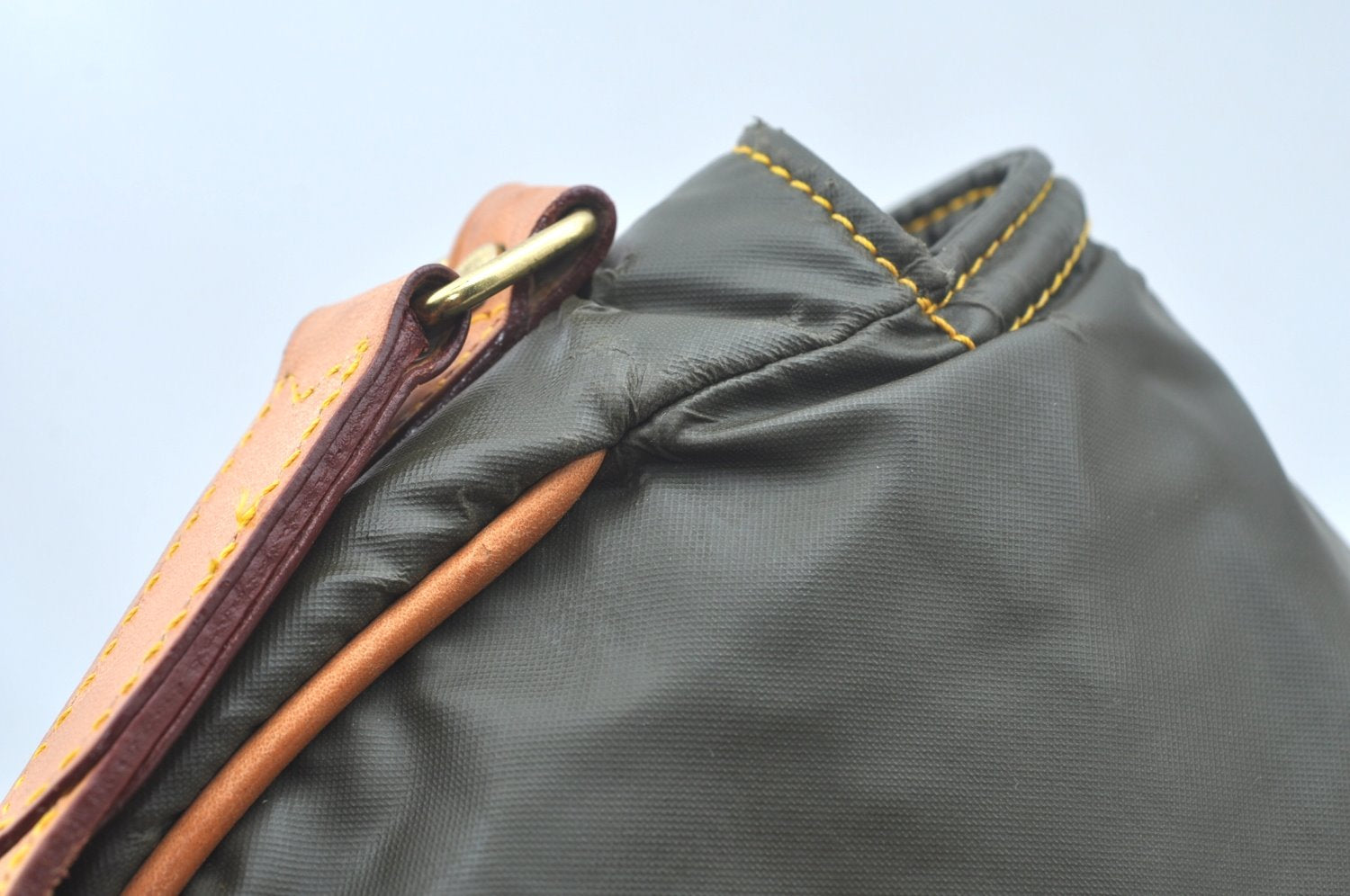 Authentic HUNTING WORLD Logo Shoulder Cross Body Bag PVC Leather Khaki K5561