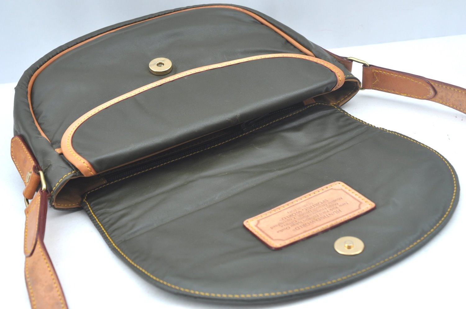 Authentic HUNTING WORLD Logo Shoulder Cross Body Bag PVC Leather Khaki K5561
