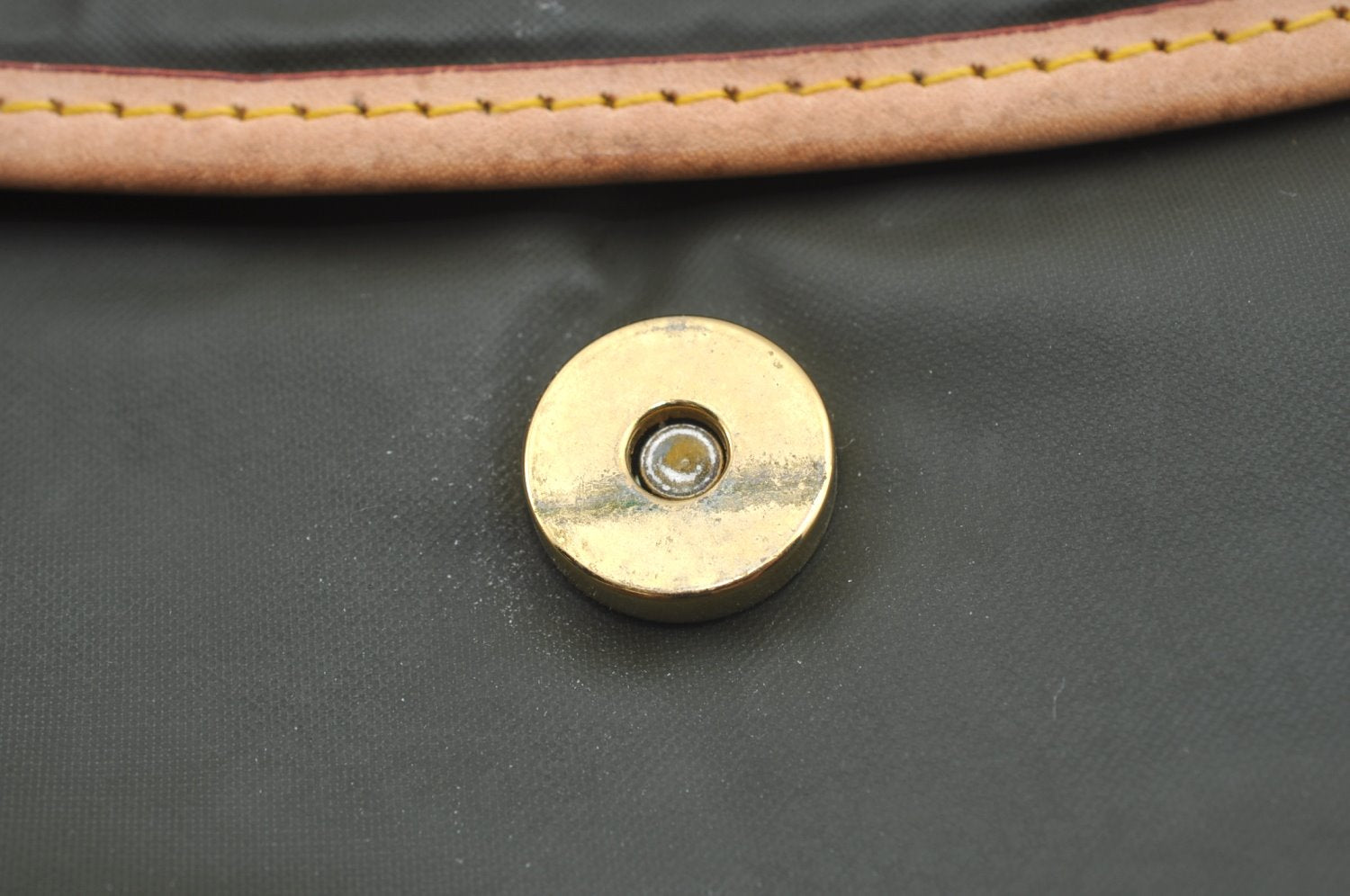 Authentic HUNTING WORLD Logo Shoulder Cross Body Bag PVC Leather Khaki K5561