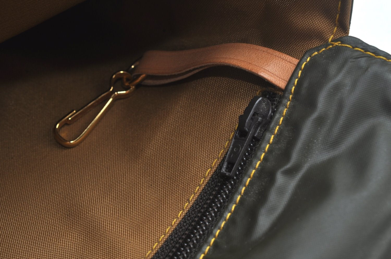 Authentic HUNTING WORLD Logo Shoulder Cross Body Bag PVC Leather Khaki K5561