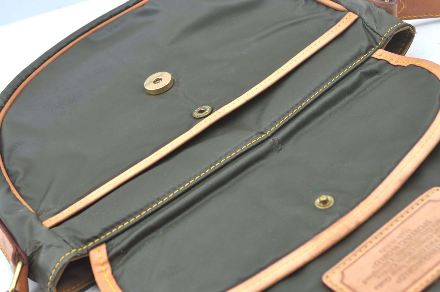 Authentic HUNTING WORLD Logo Shoulder Cross Body Bag PVC Leather Khaki K5561