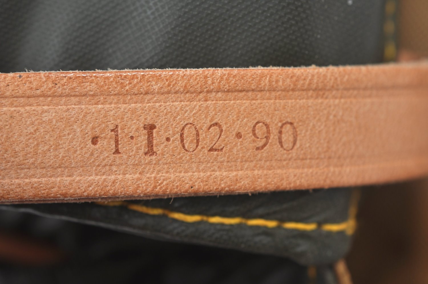 Authentic HUNTING WORLD Logo Shoulder Cross Body Bag PVC Leather Khaki K5561