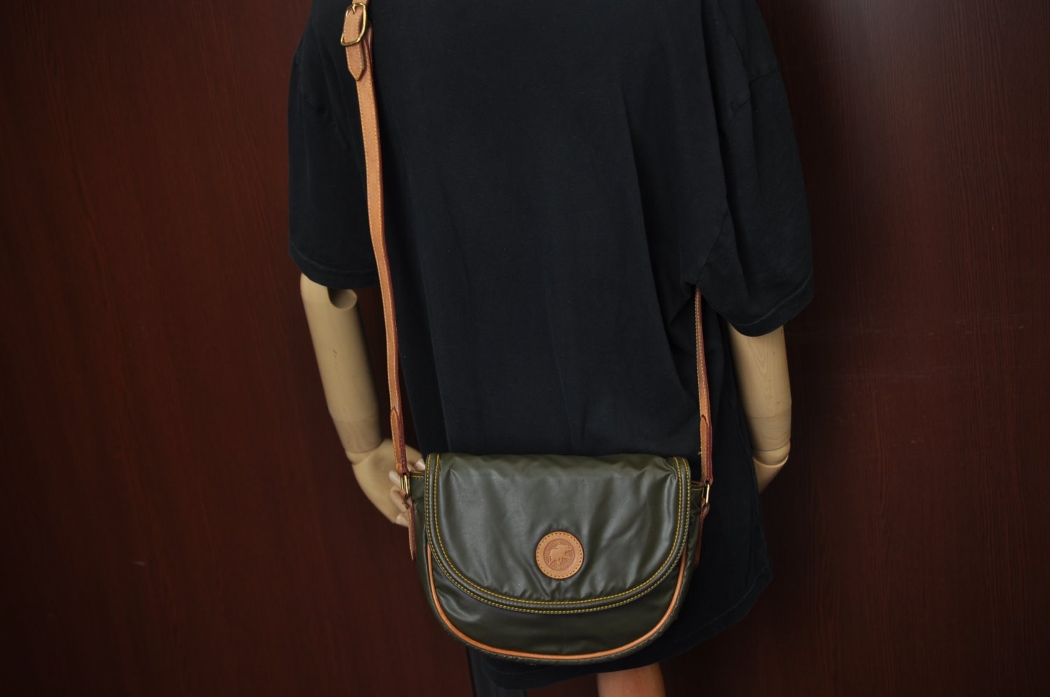 Authentic HUNTING WORLD Logo Shoulder Cross Body Bag PVC Leather Khaki K5561