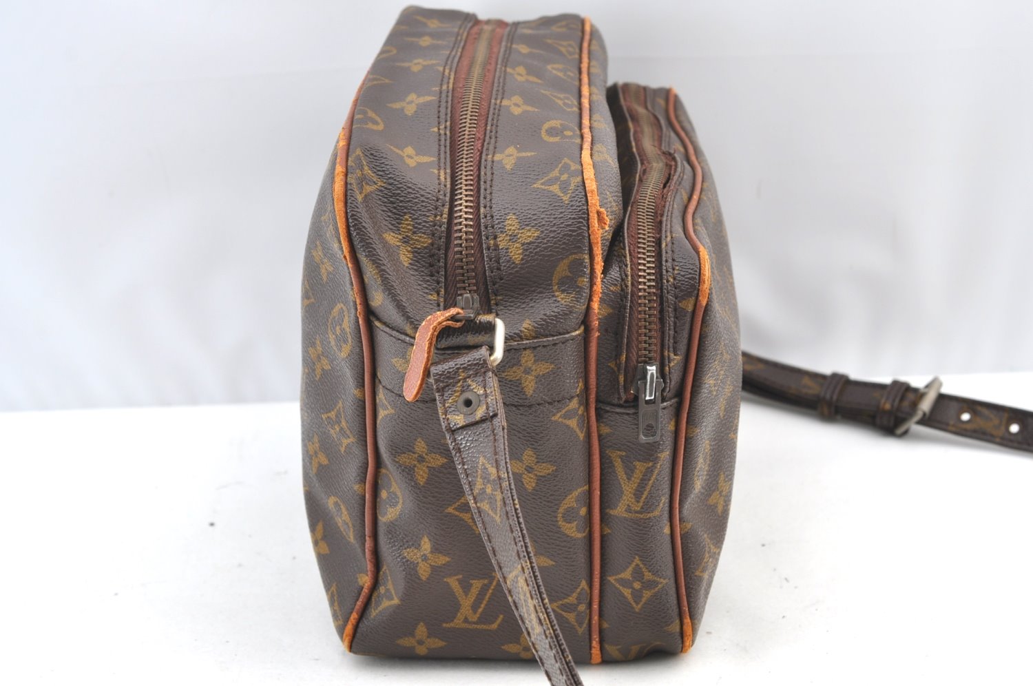 Authentic Louis Vuitton Monogram Nile Shoulder Cross Body Bag Old Model LV K5589